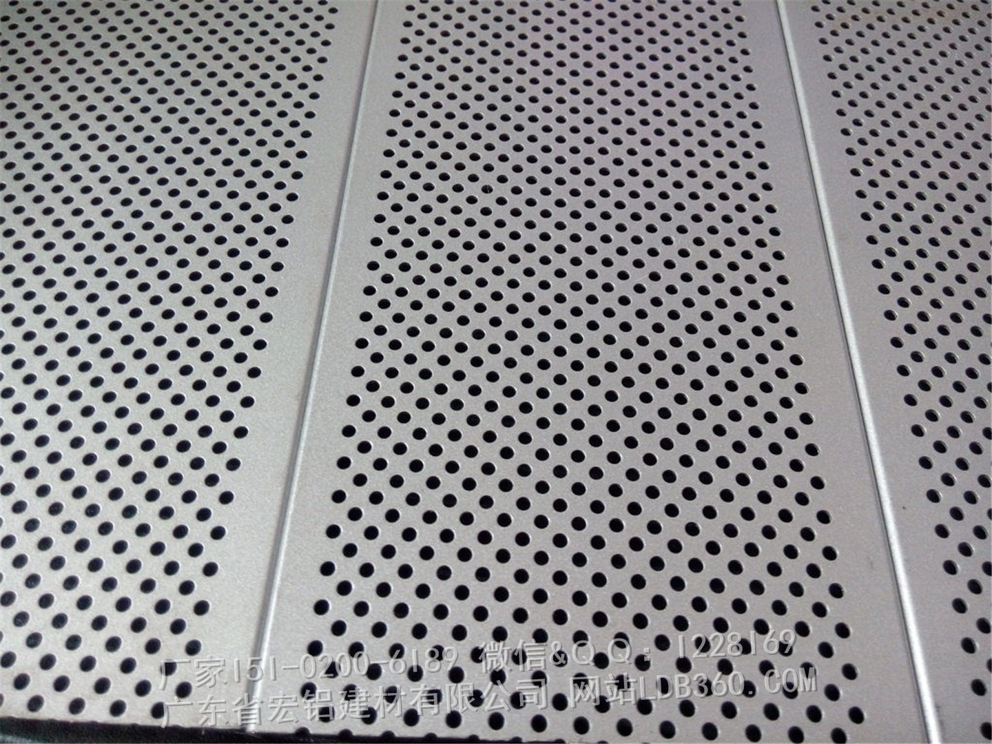 C型冲孔条扣板 - 铝条扣C扣G扣案例 - 宏铝单板厂家-铝板幕墙天花-产品节点图片_工程|吊顶|安装|图片